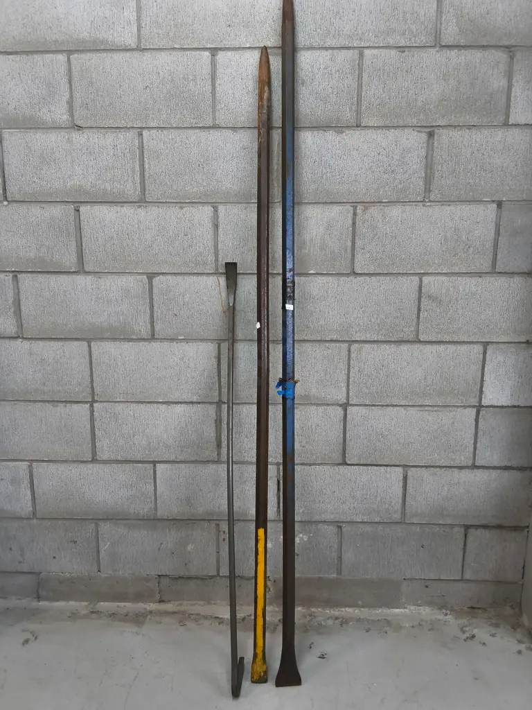 3 HEAVY DUTY MANUAL PRY AND DIGGING TOOLS Image 1++