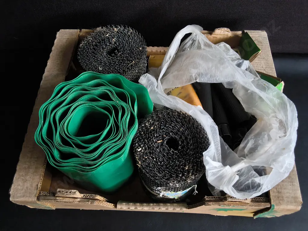 BOX OF GARDEN ITEMS Image 1++