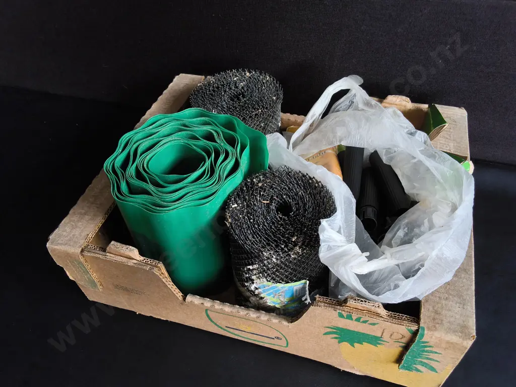 BOX OF GARDEN ITEMS Image 1++