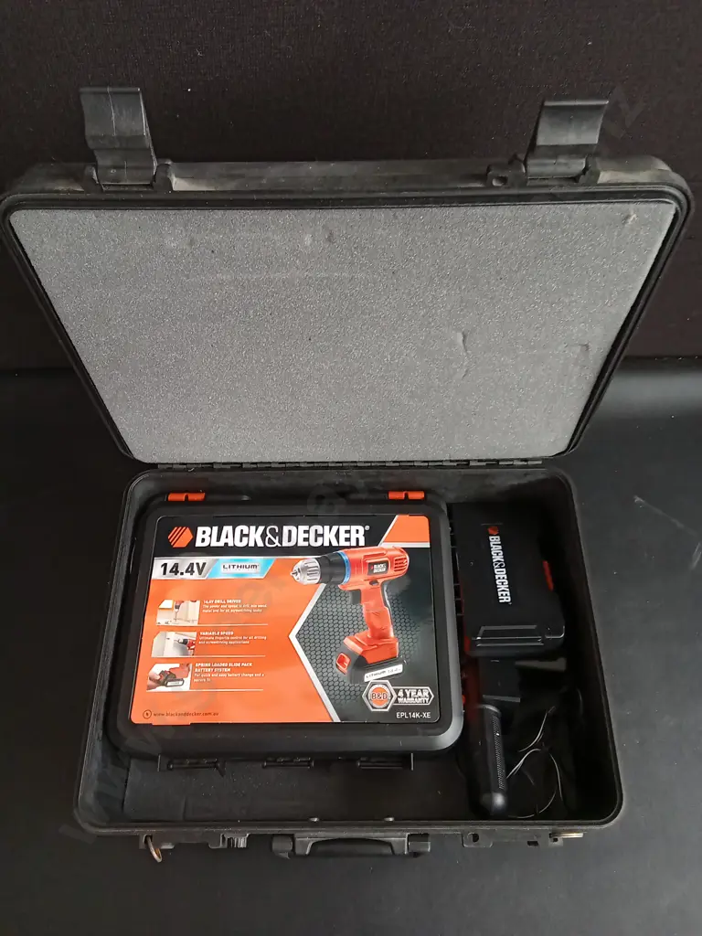 BLACK AND DECKER DRILL WITH PIECES Image 1++
