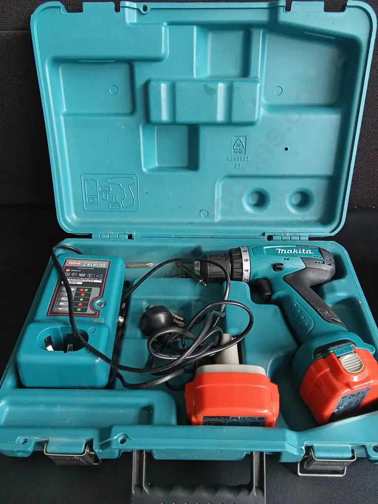 UNTESTED MAKITA DRILL WITH TWO BATTERIES AND CHARGER Image 1++
