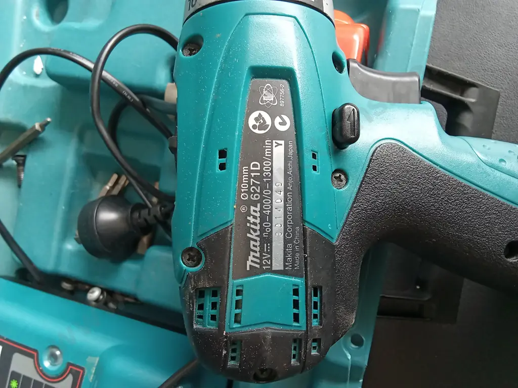 UNTESTED MAKITA DRILL WITH TWO BATTERIES AND CHARGER Image 1++