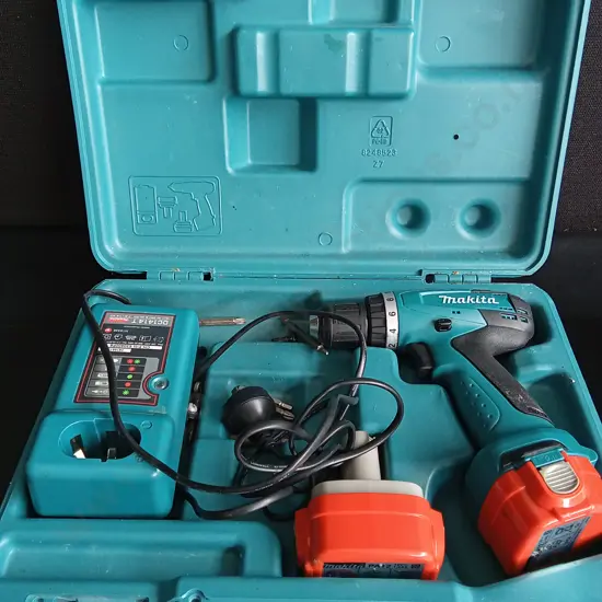 UNTESTED MAKITA DRILL WITH TWO BATTERIES AND CHARGER