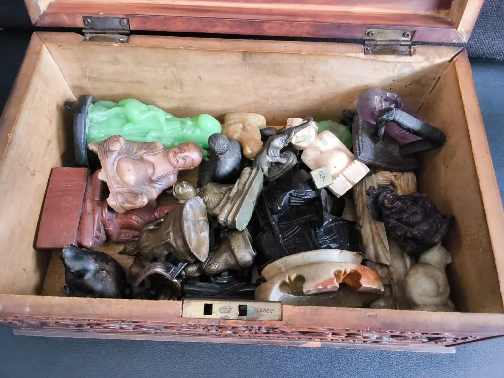 VINTAGE HAND CARVED WOODEN JEWELRY BOX AND ASIAN DEITY FIGURINE COLLECTION, BOX W 31 CM Image 1++