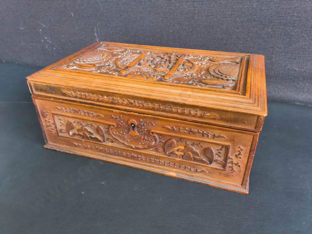 VINTAGE HAND CARVED WOODEN JEWELRY BOX AND ASIAN DEITY FIGURINE COLLECTION, BOX W 31 CM Image 1++