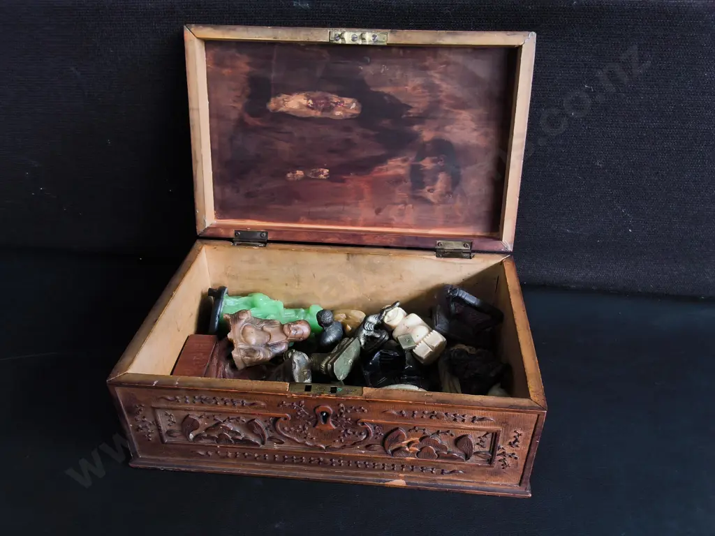 VINTAGE HAND CARVED WOODEN JEWELRY BOX AND ASIAN DEITY FIGURINE COLLECTION, BOX W 31 CM Image 1++
