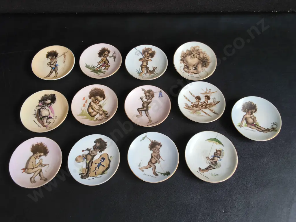 VINTAGE BROWNIE DOWNING MINIATURE WALL PLATES, 13 PIECES, DIA 10.5 CM Image 1++