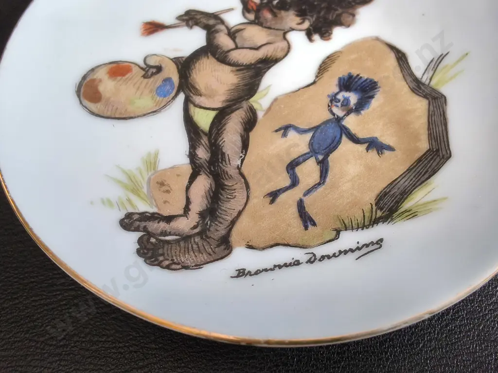 VINTAGE BROWNIE DOWNING MINIATURE WALL PLATES, 13 PIECES, DIA 10.5 CM Image 1++