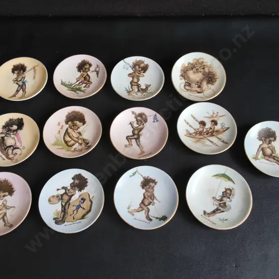 VINTAGE BROWNIE DOWNING MINIATURE WALL PLATES, 13 PIECES, DIA 10.5 CM