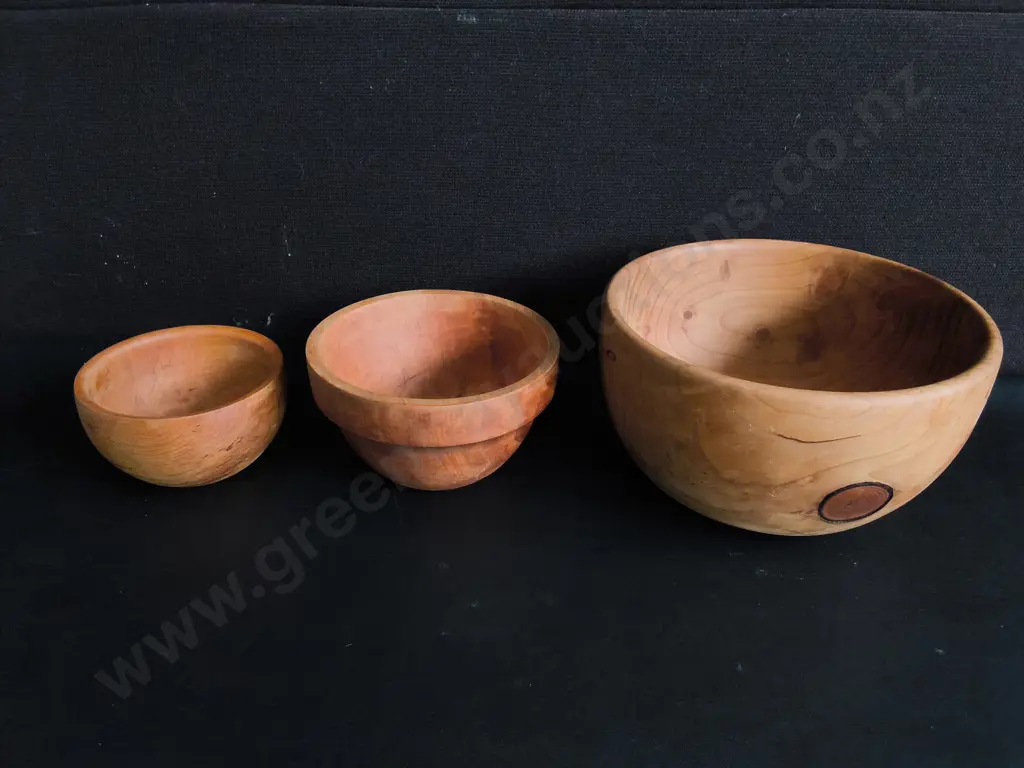 3 HAND TURNED WOODEN BOWLS, WIDEST DIA 25 CM Image 1++