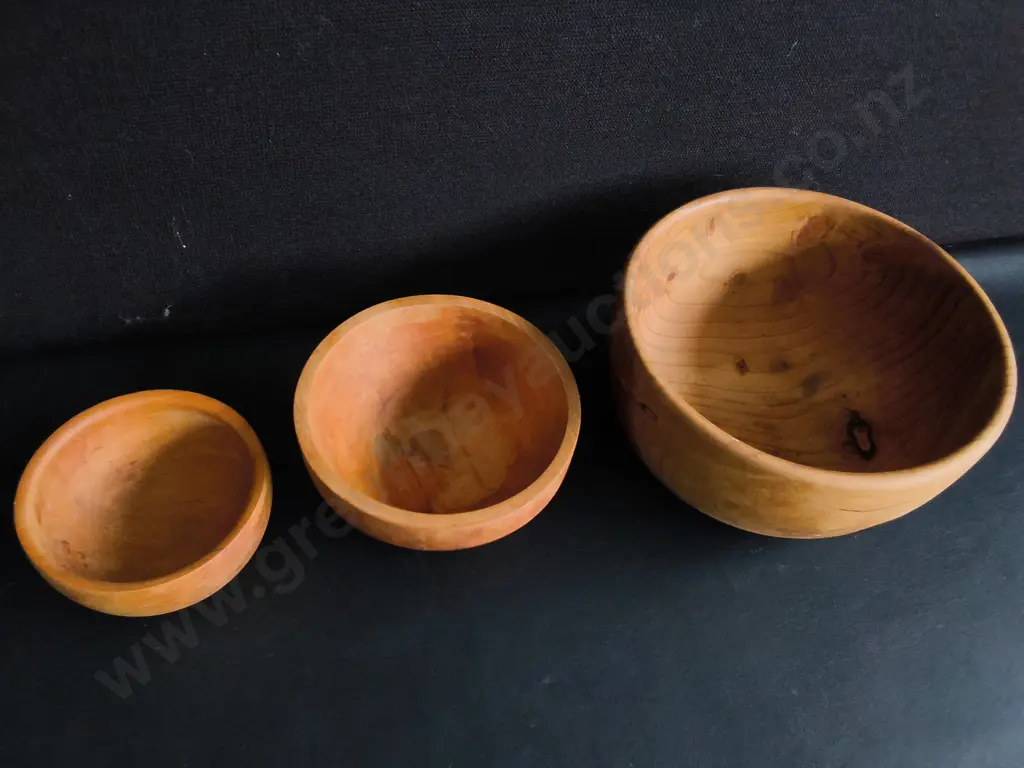 3 HAND TURNED WOODEN BOWLS, WIDEST DIA 25 CM Image 1++