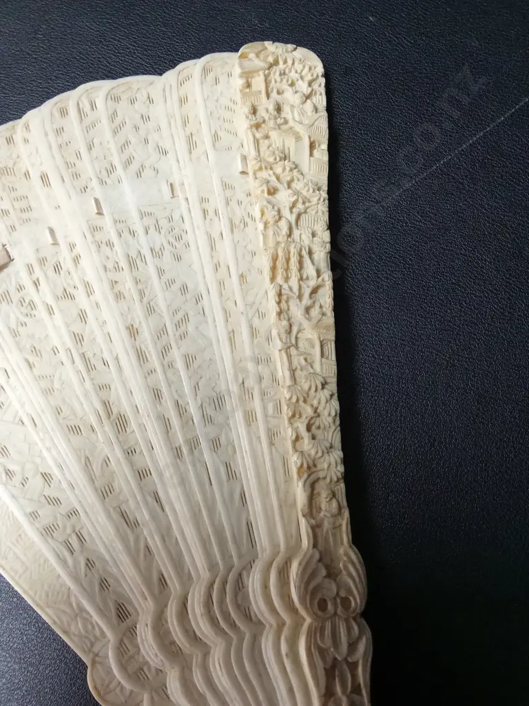 VINTAGE POSSIBLY IVORY FINELY CARVED FOLDING FAN Image 1++