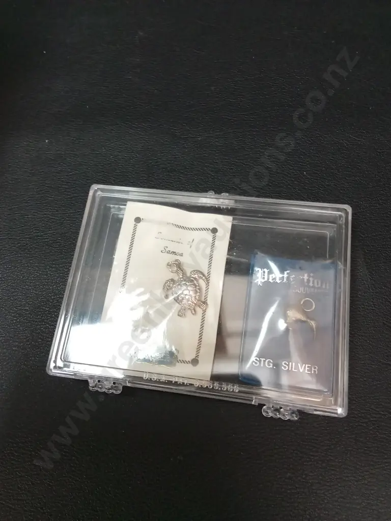 2 VINTAGE STERLING SILVER SOUVINER CHARMS LARGEST 2CM Image 1++