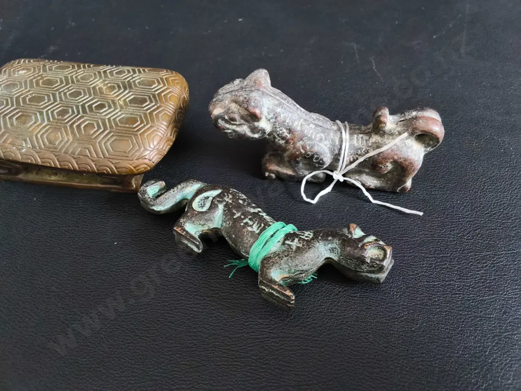 VINTAGE CHINESE SCHOLAR'S ITEMS, TURTLE INKSTONE BOX AND PATINATED MYTHICAL PIXIU BEAST WEIGHTS, WIDEST W 10.5 CM Image 1++