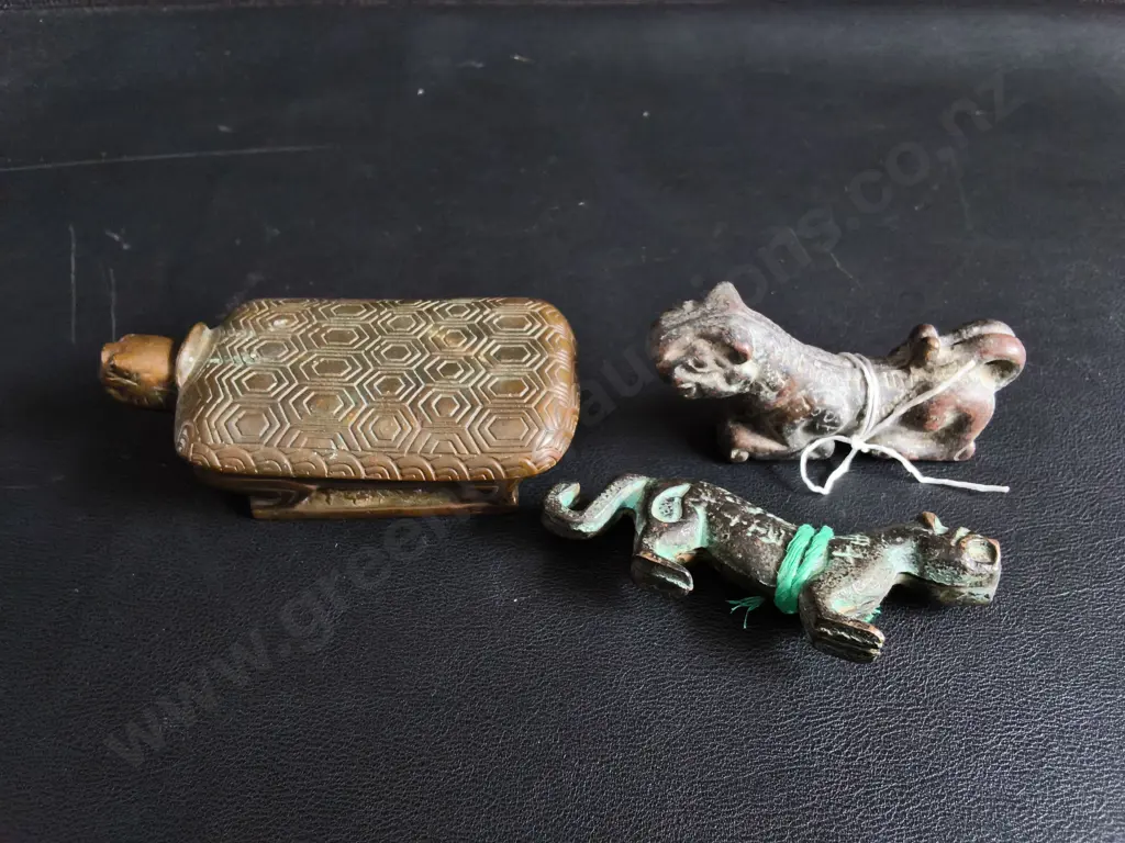 VINTAGE CHINESE SCHOLAR'S ITEMS, TURTLE INKSTONE BOX AND PATINATED MYTHICAL PIXIU BEAST WEIGHTS, WIDEST W 10.5 CM Image 1++