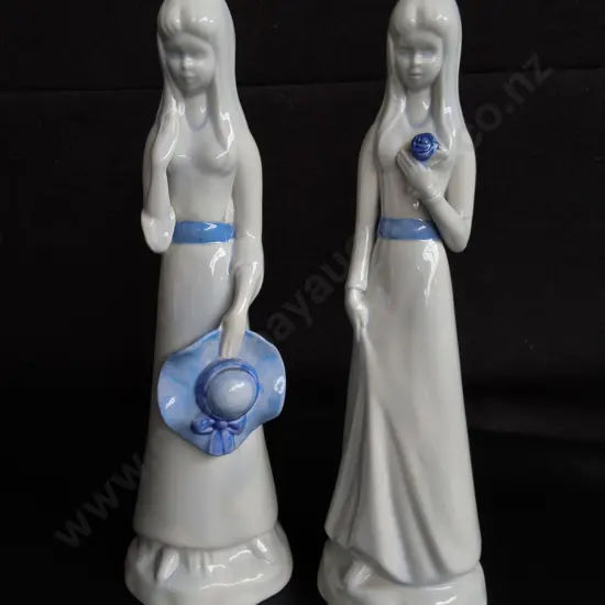 PAIR OF VINTAGE SPANISH PORCELAIN FIGURINES, H 32 CM