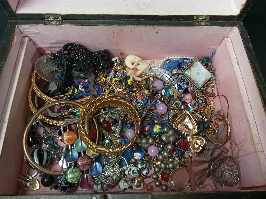 BOX OF MIXED JEWELLERY Image 1++