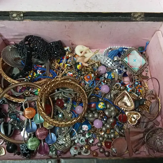 BOX OF MIXED JEWELLERY