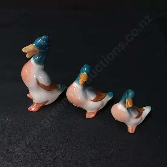 TRIO OF VINTAGE BESWICK LAUGHING DUCK FIGURES TALLEST H9CM