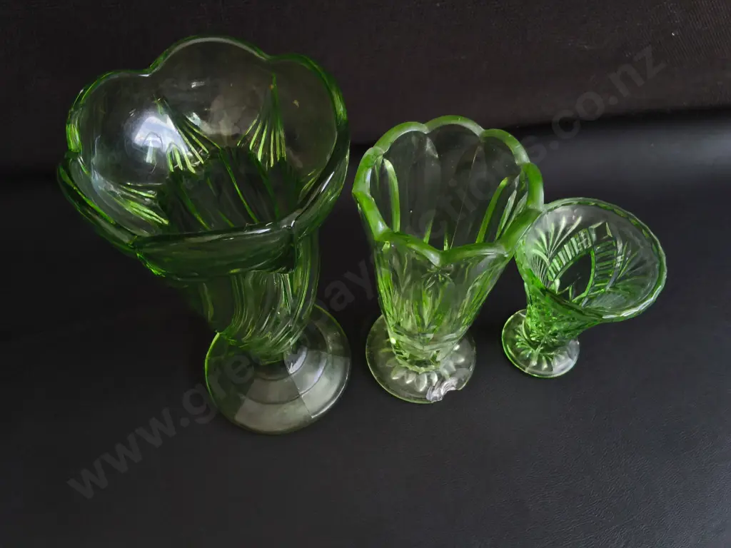 VINTAGE GREEN URANIUM DEPRESSION GLASS VASES, 3 PIECES, TALLEST H 20 CM, DAMAGE PICTURED Image 1++