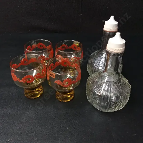 4 VINTAGE AMBER FOOTED GLASSES BY KAARU H8CM AND 2 GLASS DECANTERS H16CM
