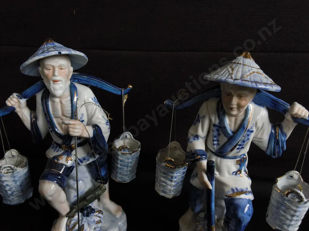 PAIR OF VINTAGE CHINESE BLUE AND WHITE PORCELAIN FIGURINES, FISHERMAN AND WATER CARRIER COUPLE, H 32 CM Image 1++