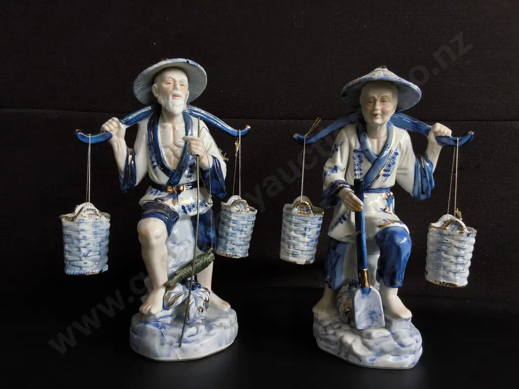 PAIR OF VINTAGE CHINESE BLUE AND WHITE PORCELAIN FIGURINES, FISHERMAN AND WATER CARRIER COUPLE, H 32 CM Image 1++