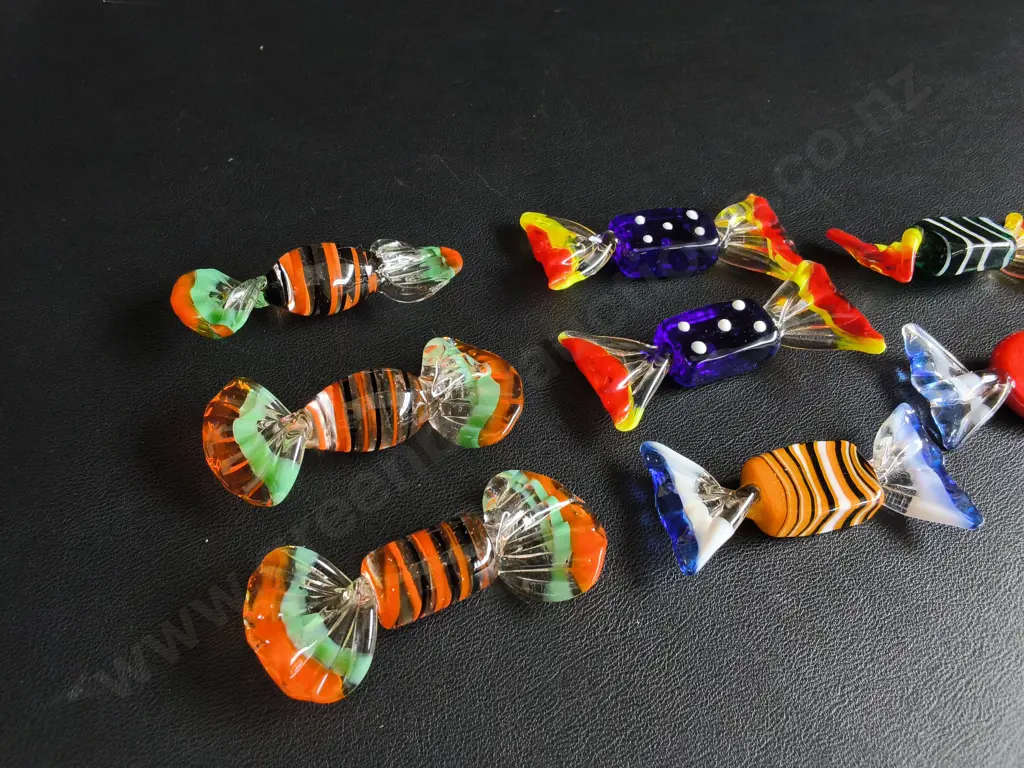 COLLECTION OF MURANO STYLE GLASS CANDIES, 8 PIECES Image 1++