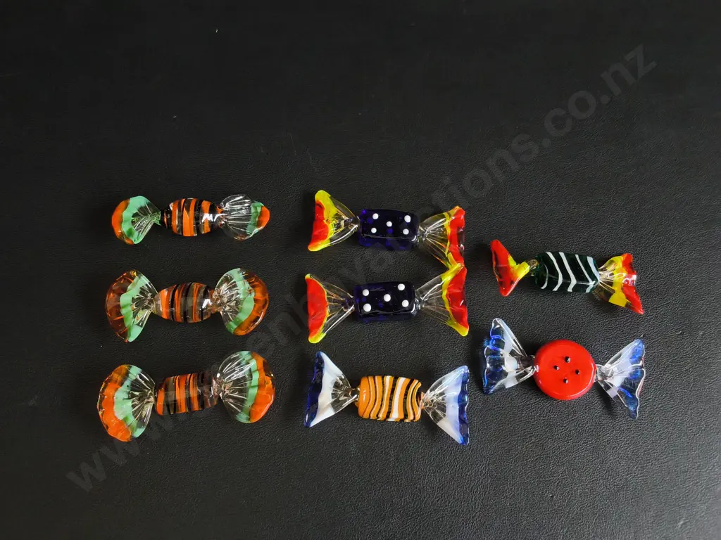 COLLECTION OF MURANO STYLE GLASS CANDIES, 8 PIECES Image 1++