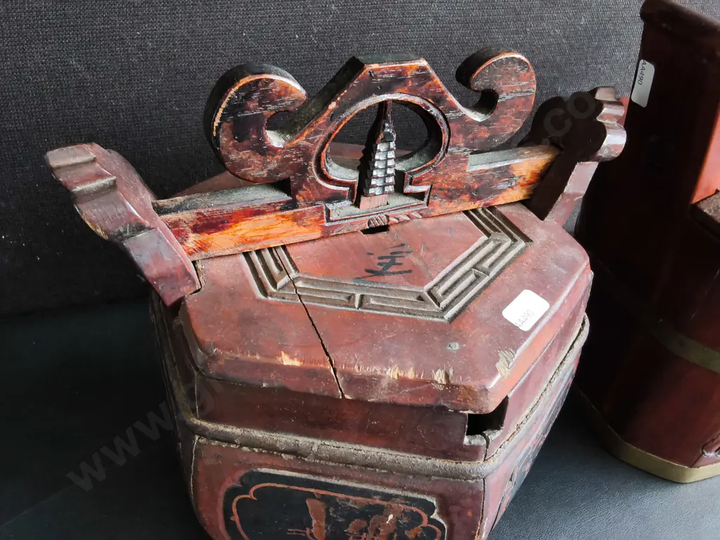 PAIR OF VINTAGE CHINESE RED LACQUER WOODEN CADDIES, TALLEST H 32 CM Image 1++