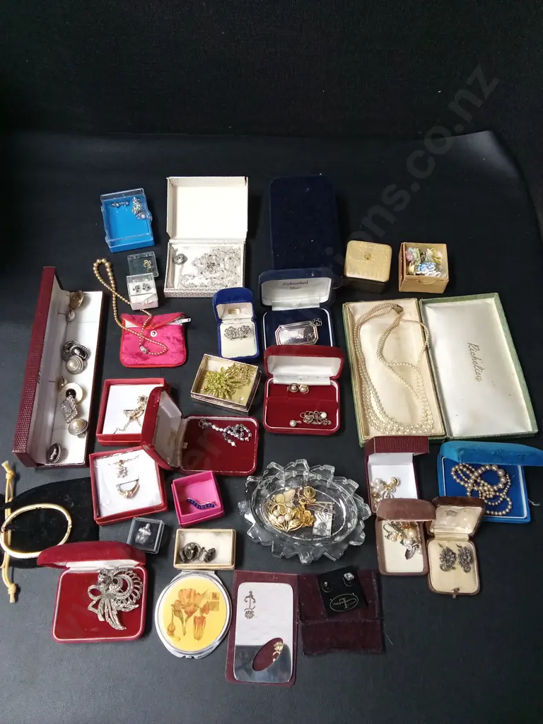 COLLECTION OF VINTAGE JEWELLERY IN BOXES Image 1++