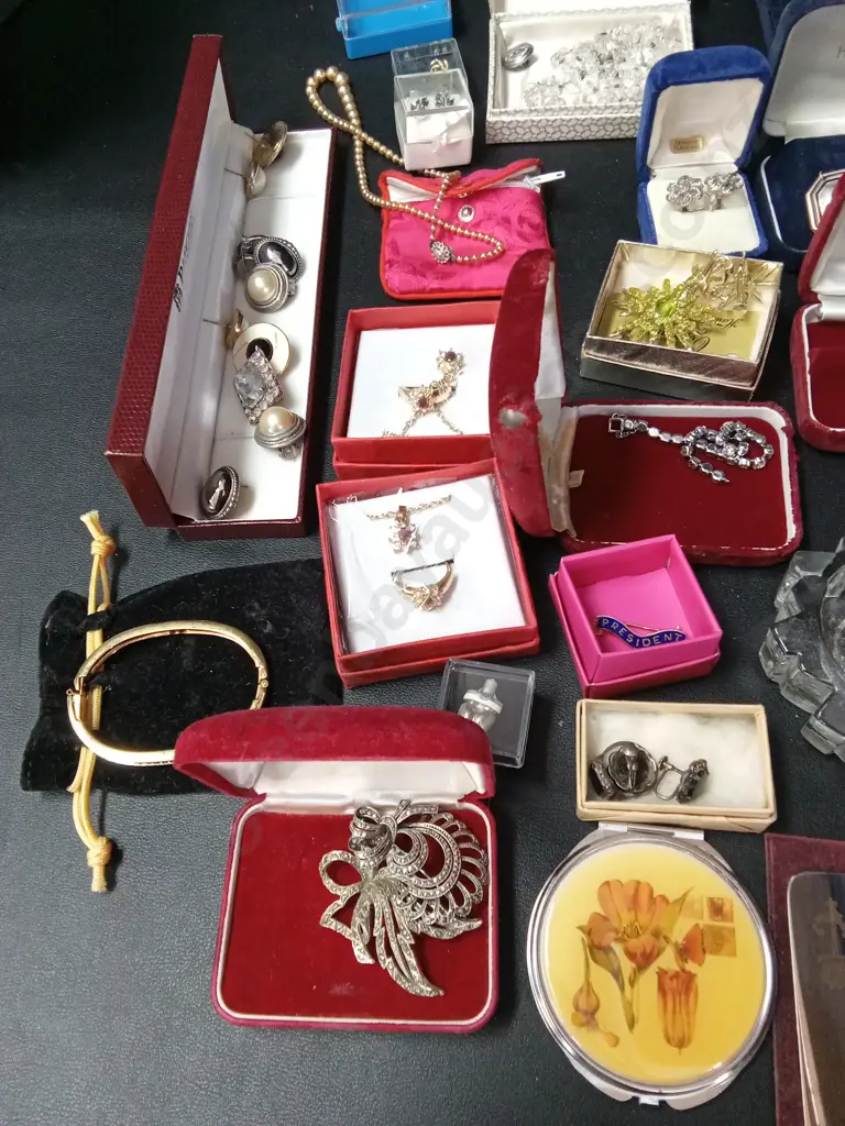 COLLECTION OF VINTAGE JEWELLERY IN BOXES Image 1++