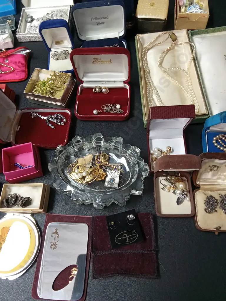 COLLECTION OF VINTAGE JEWELLERY IN BOXES Image 1++