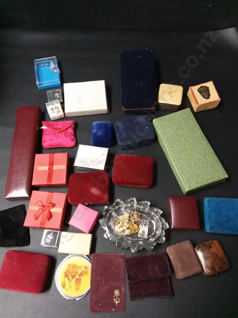 COLLECTION OF VINTAGE JEWELLERY IN BOXES Image 1++