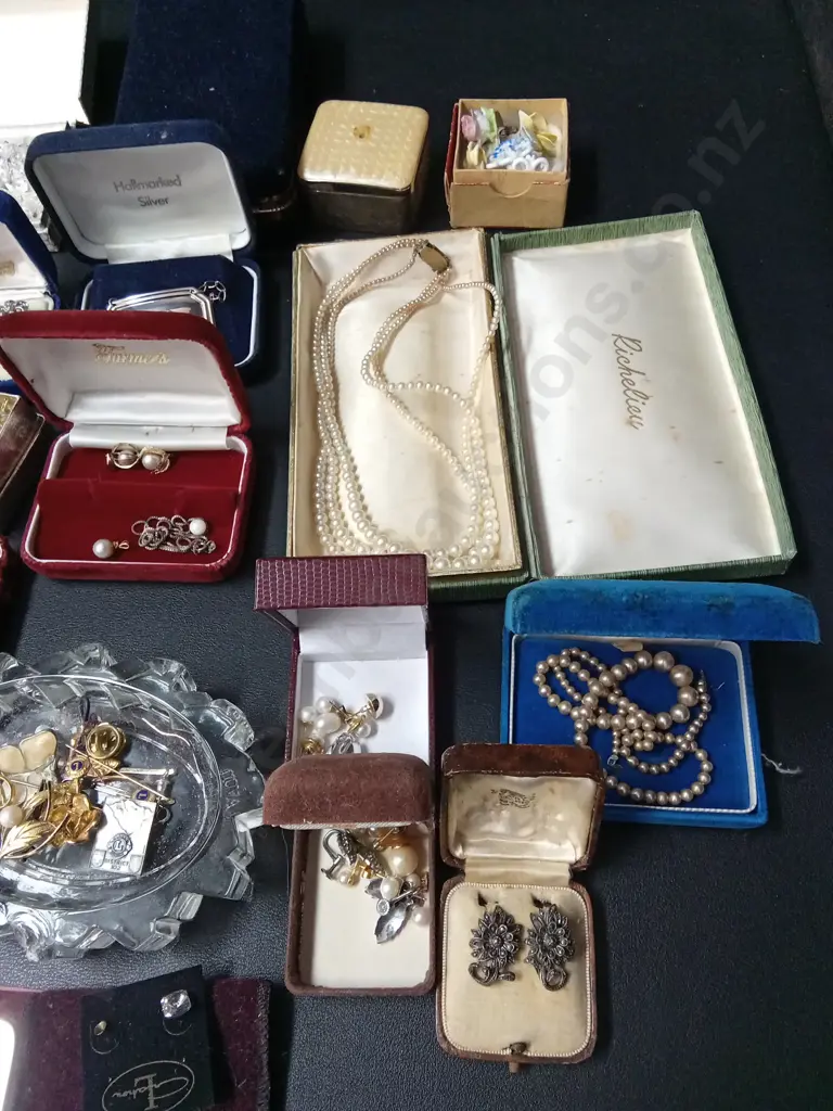 COLLECTION OF VINTAGE JEWELLERY IN BOXES Image 1++