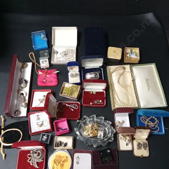 COLLECTION OF VINTAGE JEWELLERY IN BOXES