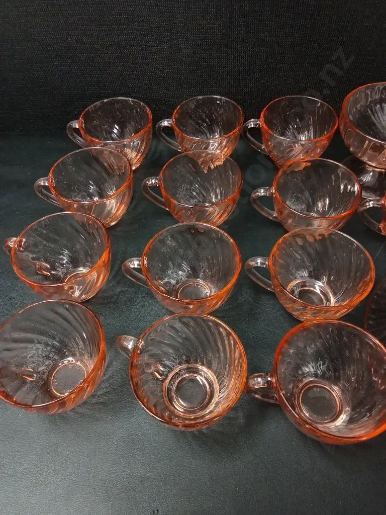 VINTAGE PINK GLASS TEA SET BY ARCOROC FRANCE, TALLEST H9CM Image 1++