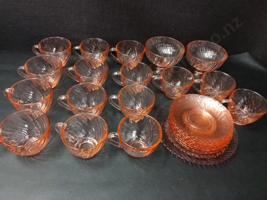 VINTAGE PINK GLASS TEA SET BY ARCOROC FRANCE, TALLEST H9CM Image 1++