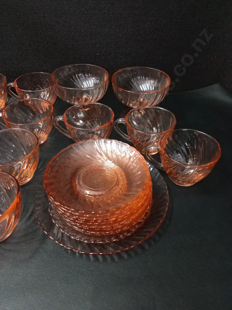 VINTAGE PINK GLASS TEA SET BY ARCOROC FRANCE, TALLEST H9CM Image 1++