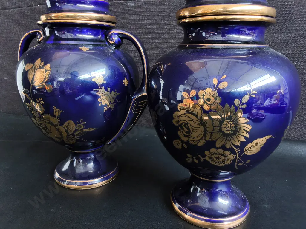 VINTAGE WOULIND CHILE COBALT BLUE PORCELAIN COVERED URNS, PAIR OF FLORAL VASES, TALLEST H 34 CM Image 1++
