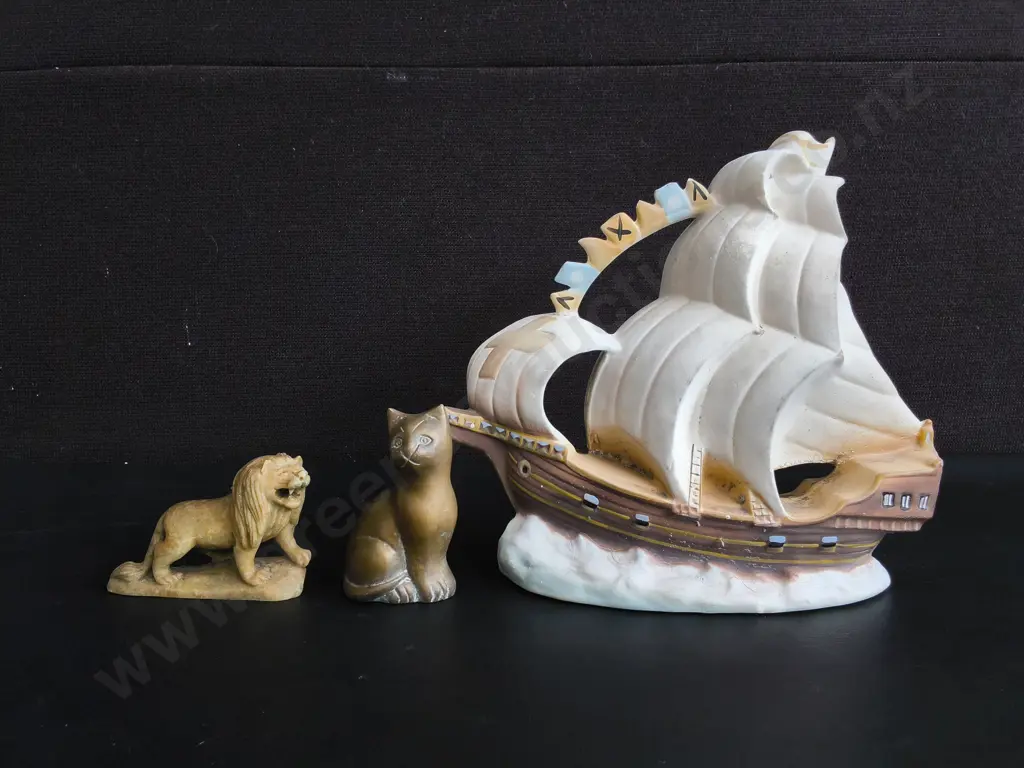 3 PIECES DECORATIVE CERAMIC SHIP AND PAIR OF AND ANIMAL FIGURINES, TALLEST H 22 CM Image 1++