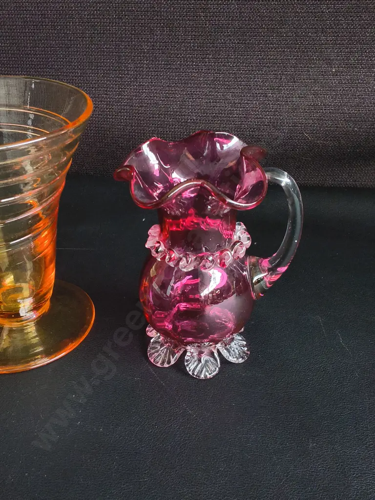 VINTAGE GLASSWARE, RIBBON TRAIL AMBER VASE, AND ANTIQUE CRANBERRY GLASS CREAMER JUG, TALLEST H 12 CM Image 1++