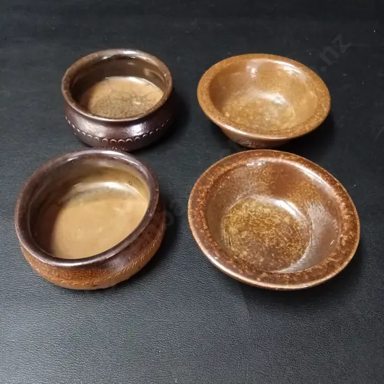 4 SMALL CERAMIC BOWLS LARGEST D9.5CM