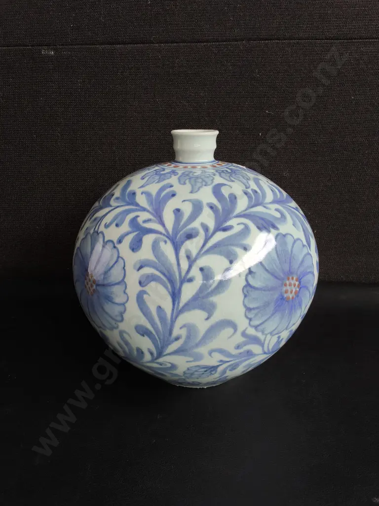 VINTAGE JAPANESE BLUE AND WHITE PORCELAIN GLOBULAR FLASK VASE, H 21 CM Image 1++