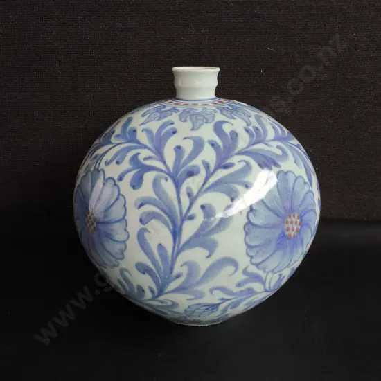 VINTAGE JAPANESE BLUE AND WHITE PORCELAIN GLOBULAR FLASK VASE, H 21 CM