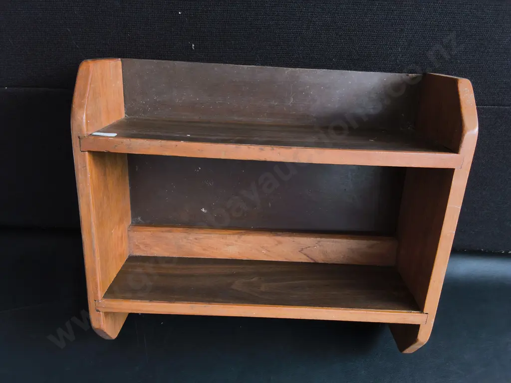 VINTAGE WOODEN WALL MOUNTED SHELF, H 37 CM X W 44 CM Image 1++