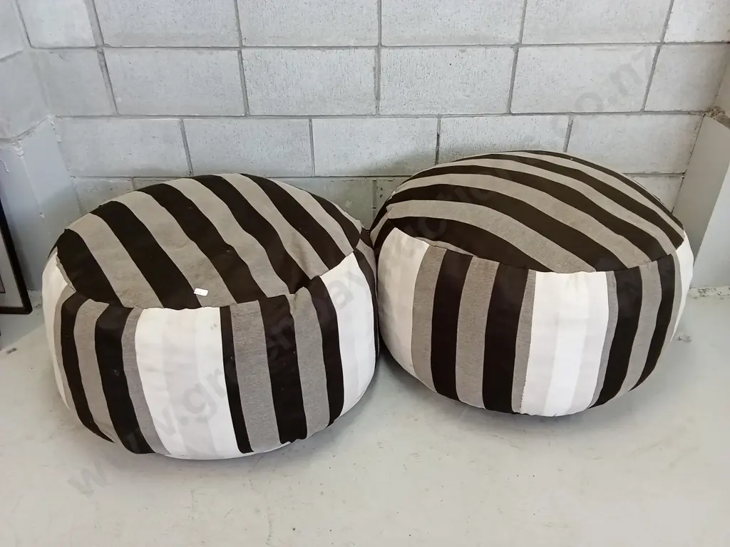 PAIR OF OUTDOOR BEAN BAGS, 80CM DIAMETER Image 1++