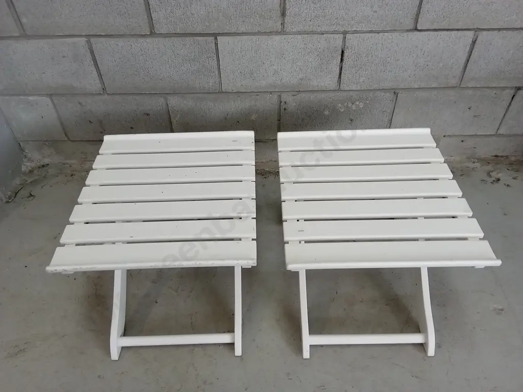 SET OF TWO WHITE PAINTED WOODEN FOLDING CHAIRS, H 36CM Image 1++