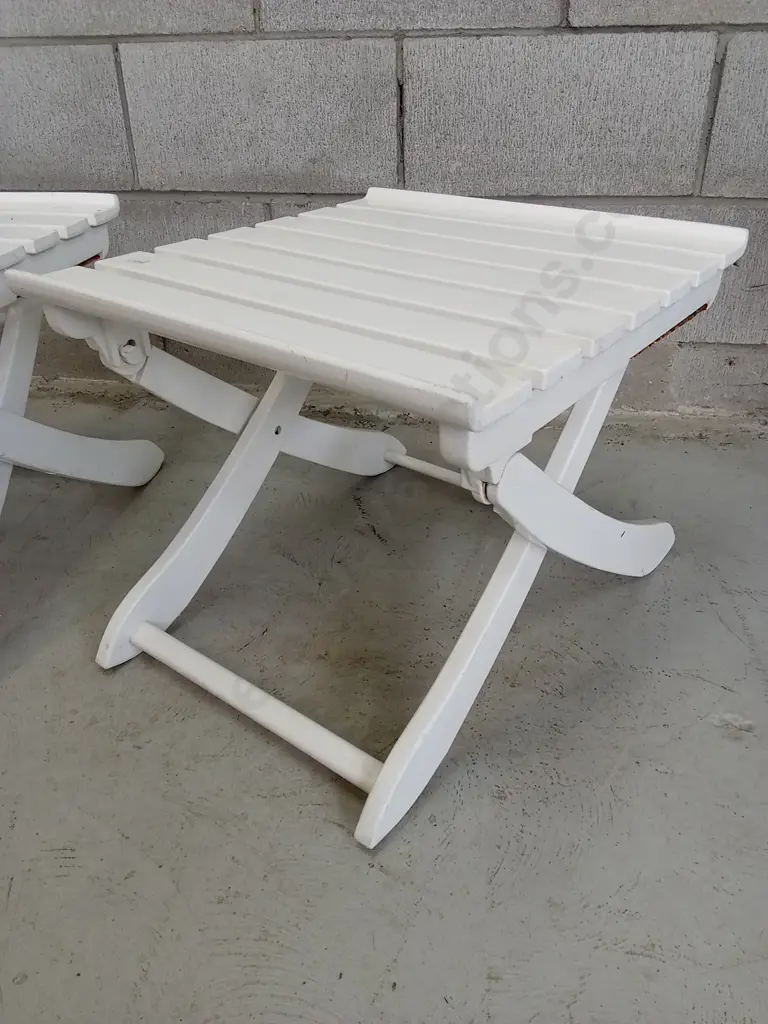 SET OF TWO WHITE PAINTED WOODEN FOLDING CHAIRS, H 36CM Image 1++