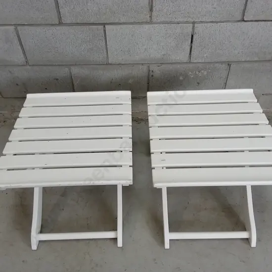 SET OF TWO WHITE PAINTED WOODEN FOLDING CHAIRS, H 36CM